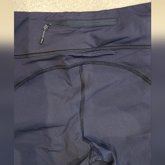 Lululemon navy blue cropped pants with side pockets and back storage pocket. - Picture 5 of 8